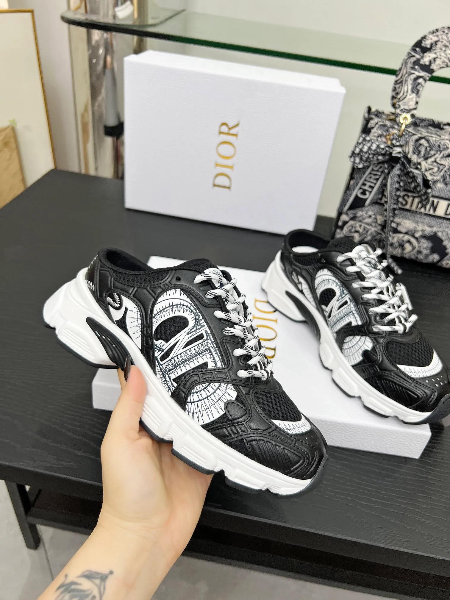 p560🐮🐮This Dior Chrono sports half slipper reinterprets running shoes with Dior's haute couture style. Gray mesh fabric is paired with tonal suede calfskin panels, the CD logo on the side, the star patch on the tongue and the Dior logo on the heel, all in classic fine detail. Featuring two-tone laces and a lightweight sole with star graphics, they can be worn year-round. Size: Women’s size 35-41 (35/42 can be customized) Men’s size 40-46 (men’s version is being printed) Color: 12 colors available
